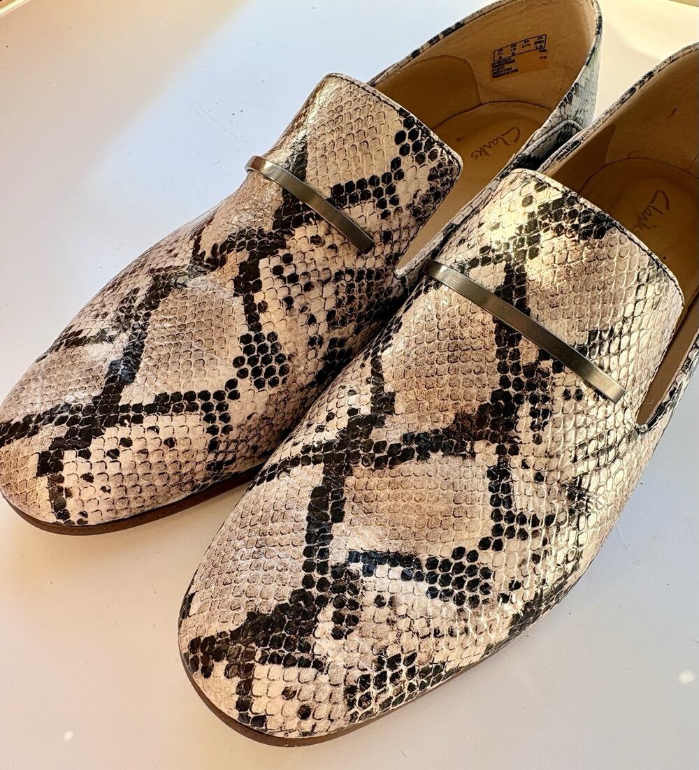 Clarks Loafers Beige Snake Print Womens 10 Cushion Plus Slip on Flats